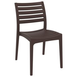 kahverengi plastik sandalye