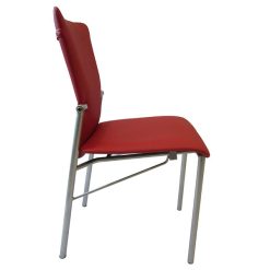 kırmızı ahşap döşemeli sandalye