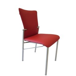 kırmızı ahşap döşemeli sandalye