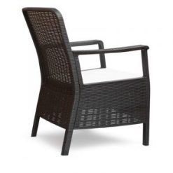 kahverengi plastik koltuk