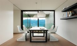 beyaz plastik sandalye