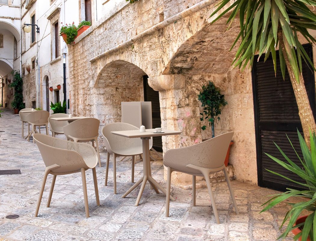 kum rengi plastik masa ve sandalye